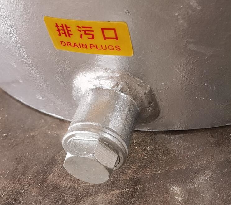 Le moteur principal est équipé d'un étirage de l'eau de mer et de filtres de l'eau de mer SZIE-8
